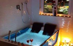 Studio-Apartment Val - Luxury Massage Chair - Private Spa- Hot Tub, Infrared Sauna, , Parking With Video Surveillance, Entry With Pin 0 - 24H, Free Cancellation 24 Hours Before Check In